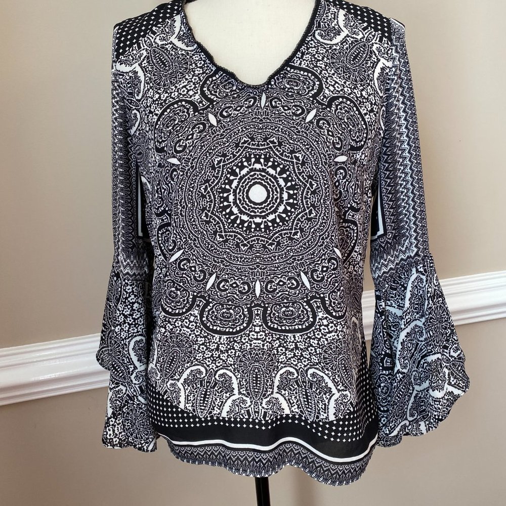 NWOT NY COLLECTION VNECK BELL SLEEVE BLOUSE SMIZE M IN BLACK & WHITE